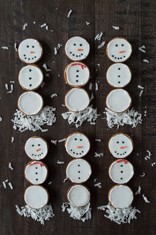 Make these simple snowmen cookies using nilla wafers and royal icing!