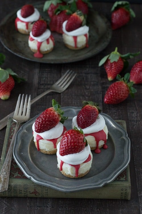 No Bake White Chocolate Strawberry Cheesecakes - the perfect cheesecake for Valentine’s Day! 