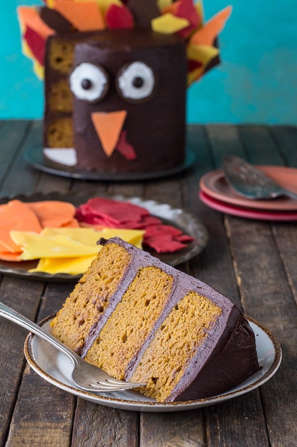 This 3 layer pumpkin chocolate turkey cake is ADORABLE for Thanksgiving! Use chocolate shards for the turkey’s feathers! 
