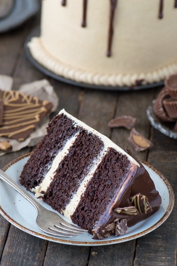 This peanut butter chocolate cake recipe is AMAZING! Chocolate cake paired with peanut butter buttercream and dripping with chocolate ganache. 