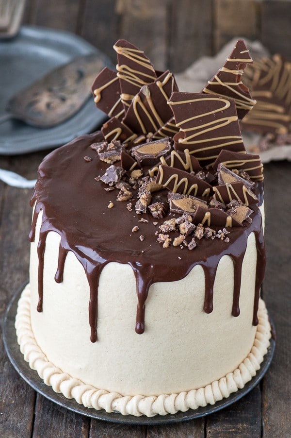 This peanut butter chocolate cake recipe is AMAZING! Chocolate cake paired with peanut butter buttercream and dripping with chocolate ganache. 