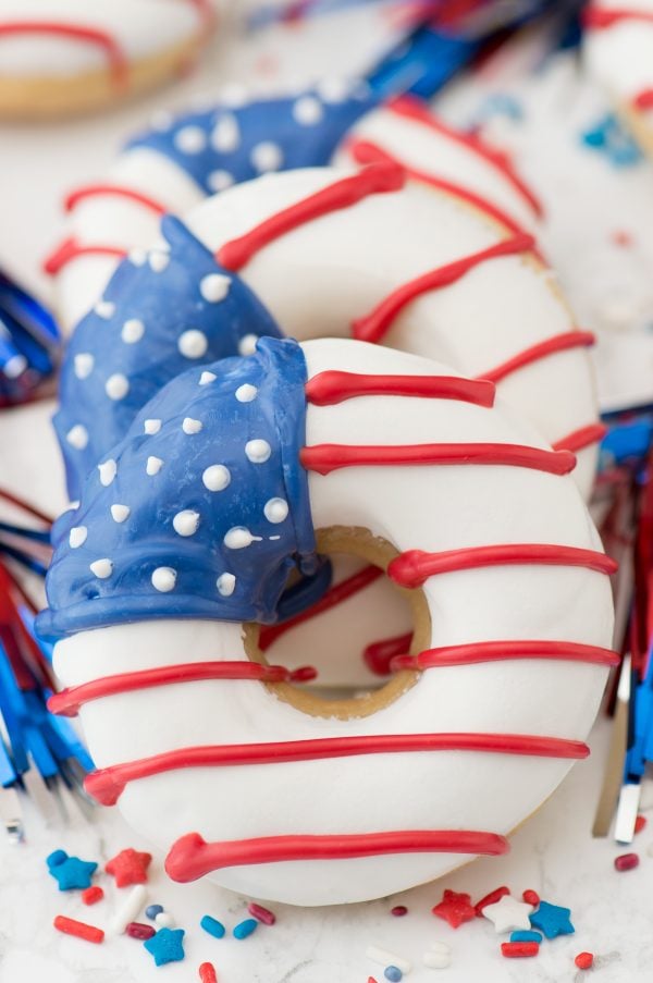 American Flag Donuts - These delicious donuts are AMAZING for 4th of July!! Everyone is going to love these and want more! Delicious American Flag Donuts with red white and blue sprinkles.