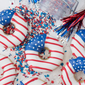 These are AMAZING for 4th of July - American Flag Donuts!!