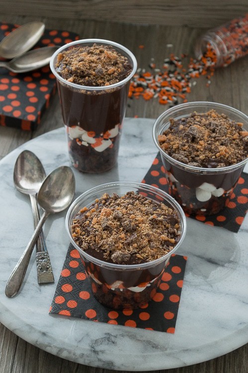 Celebrate Halloween with a pudding parfait! Add in brownies, marshmallows, pudding, and your favorite halloween candy. 