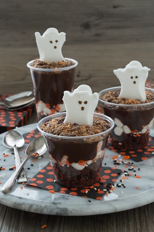 Celebrate Halloween with a pudding parfait! Add in brownies, marshmallows, pudding, and your favorite halloween candy. 
