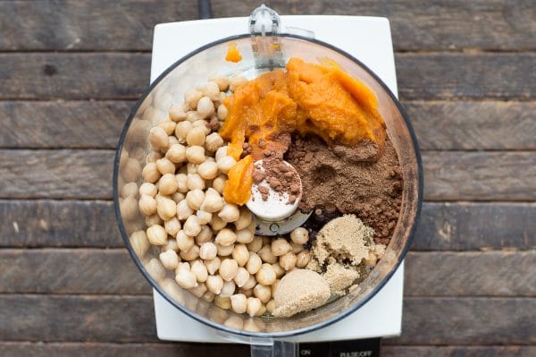 A healthier dessert hummus for the fall! Pumpkin chocolate chip hummus! 