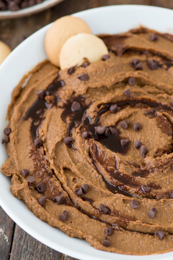 A healthier dessert hummus for the fall! Pumpkin chocolate chip hummus! 