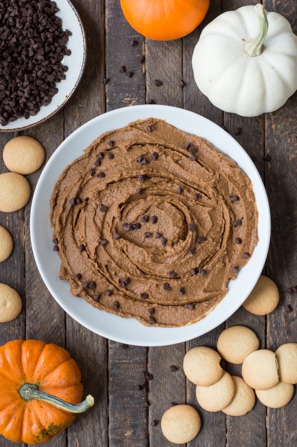 A healthier dessert hummus for the fall! Pumpkin chocolate chip hummus! 