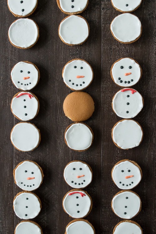 Make these simple snowmen cookies using nilla wafers and royal icing!