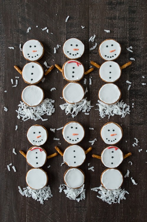 Make these simple snowmen cookies using nilla wafers and royal icing!