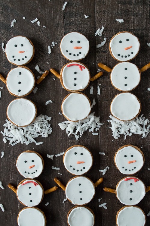 Make these simple snowmen cookies using nilla wafers and royal icing!