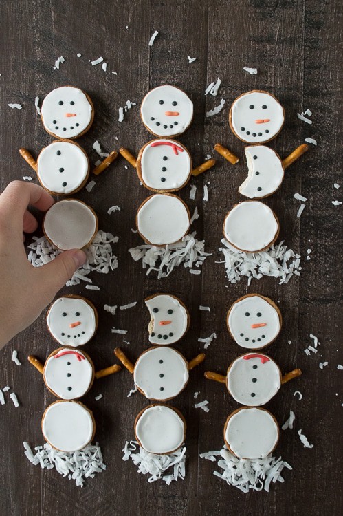 Make these simple snowmen cookies using nilla wafers and royal icing!