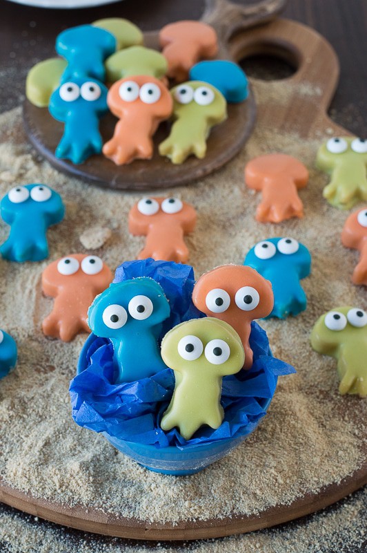 Jelly Fish Oreo Balls - super cute oreo balls that would be perfect for an under the sea party! 