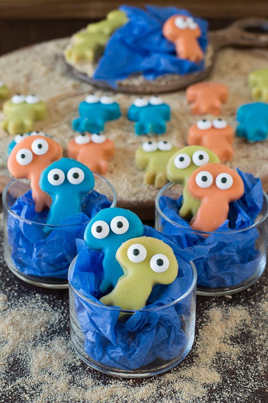 Jelly Fish Oreo Balls - super cute oreo balls that would be perfect for an under the sea party! 