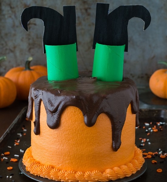 This melted witch cake is so fun! It’s the perfect halloween cake!