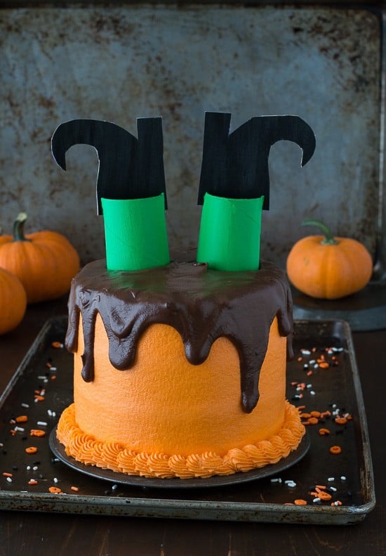 This melted witch cake is so fun! It’s the perfect halloween cake!
