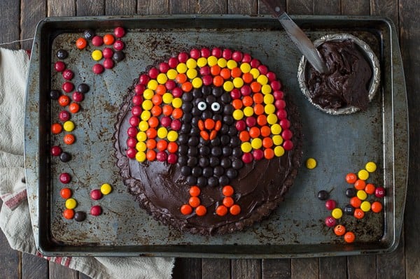 This chocolate brownie turkey tart is a fun Thanksgiving dessert! Ready in 1 hour! 