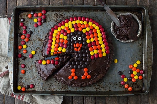 This chocolate brownie turkey tart is a fun Thanksgiving dessert! Ready in 1 hour! 