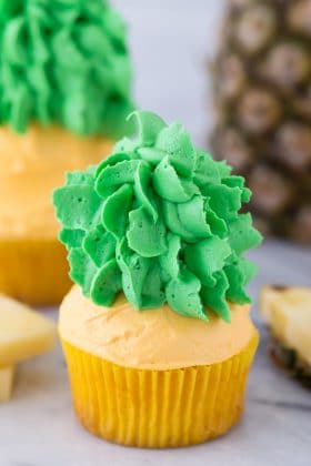 Pineapple cupcakes - cupcakes that look like PINEAPPLES! The buttercream tastes like pineapple too!