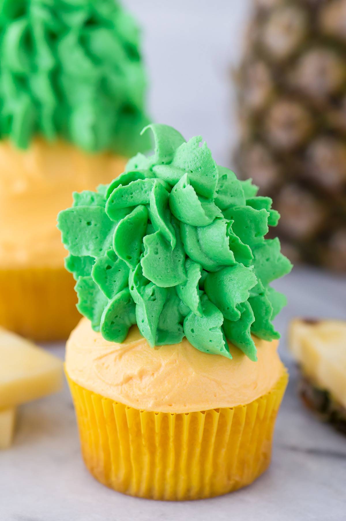 Pineapple cupcakes - cupcakes that look like PINEAPPLES! The buttercream tastes like pineapple too! 