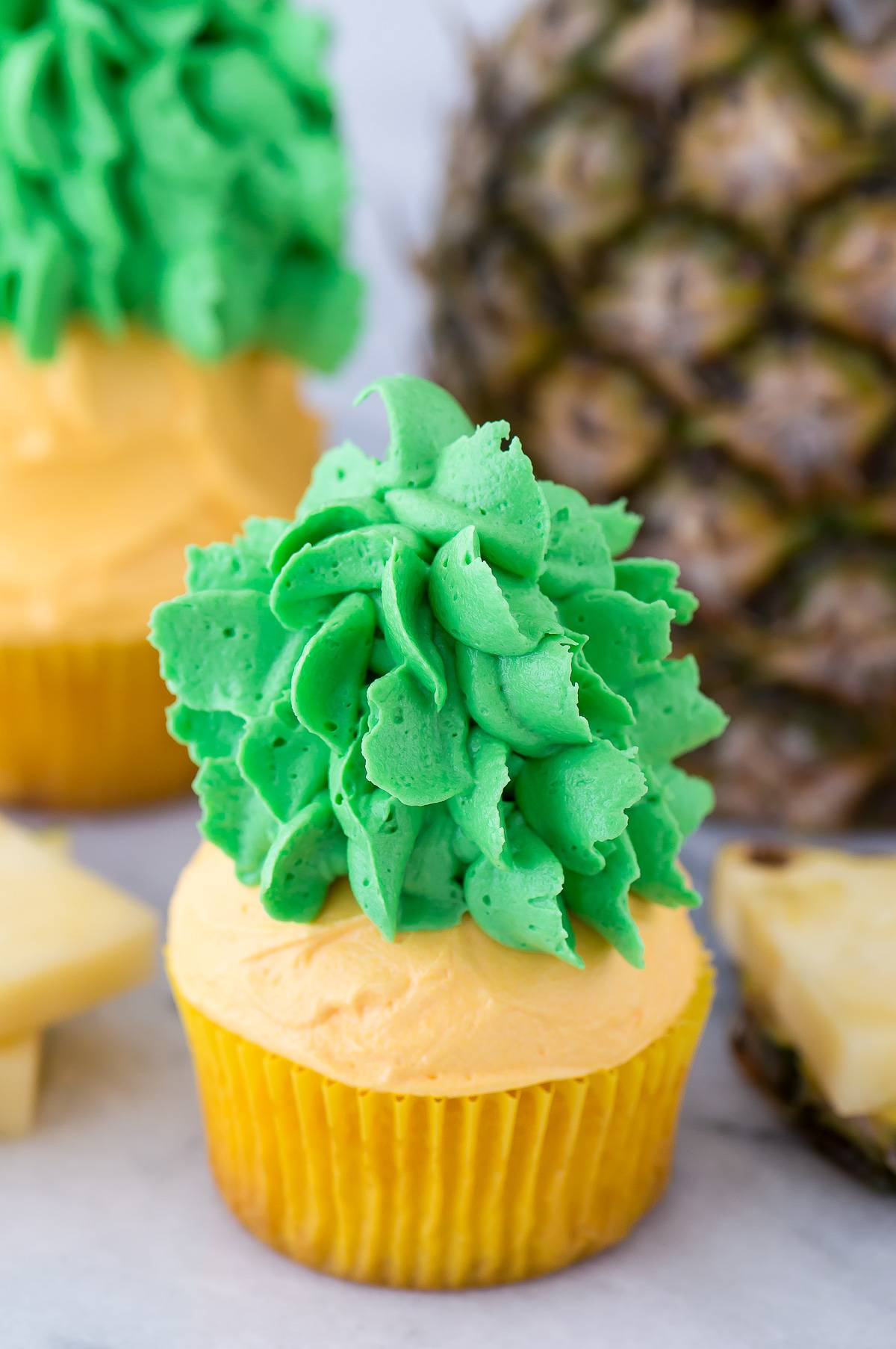 Pineapple cupcakes - cupcakes that look like PINEAPPLES! The buttercream tastes like pineapple too! 