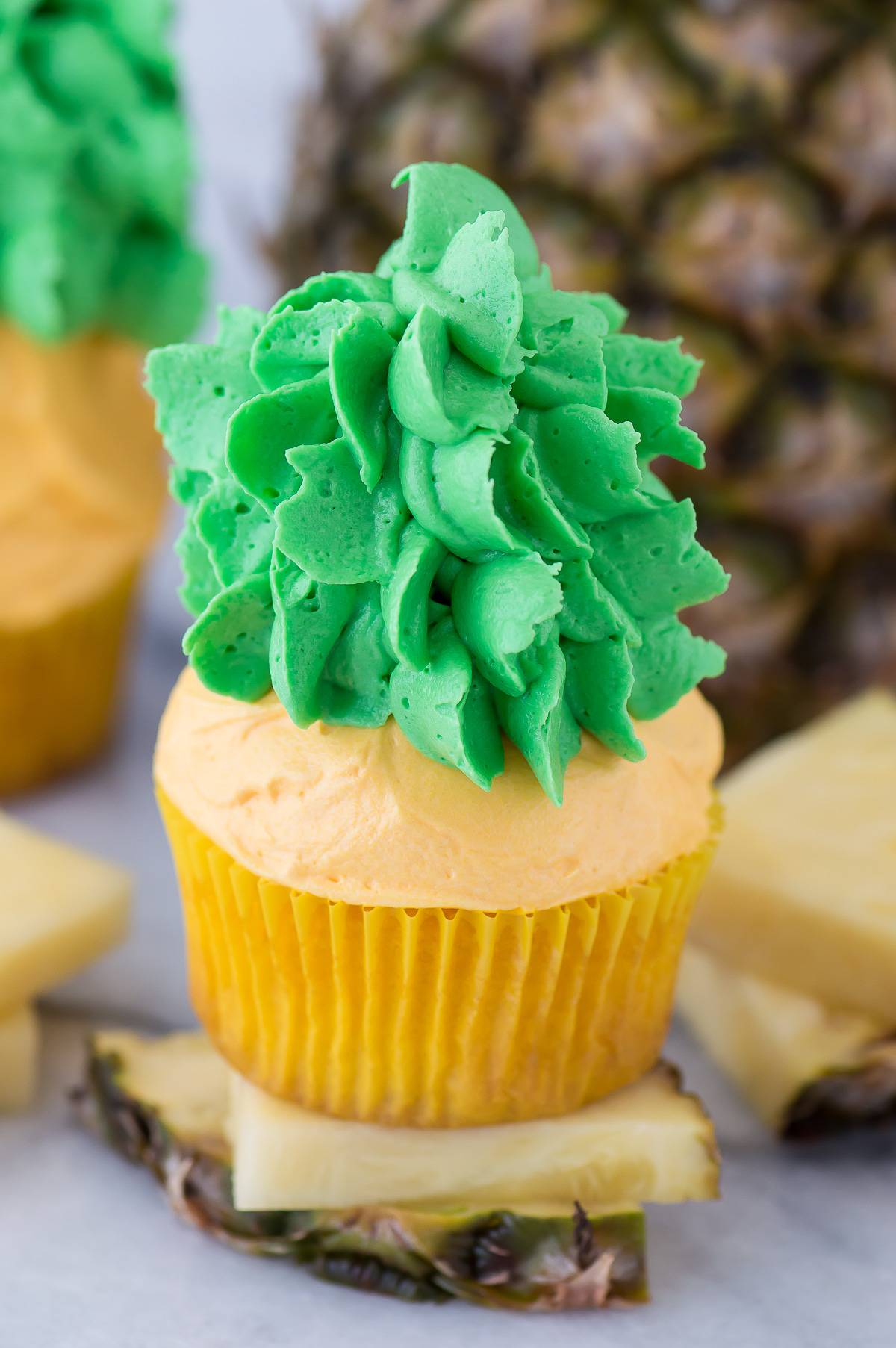 Pineapple cupcakes - cupcakes that look like PINEAPPLES! The buttercream tastes like pineapple too! 