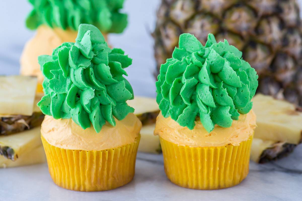 Pineapple cupcakes - cupcakes that look like PINEAPPLES! The buttercream tastes like pineapple too! 