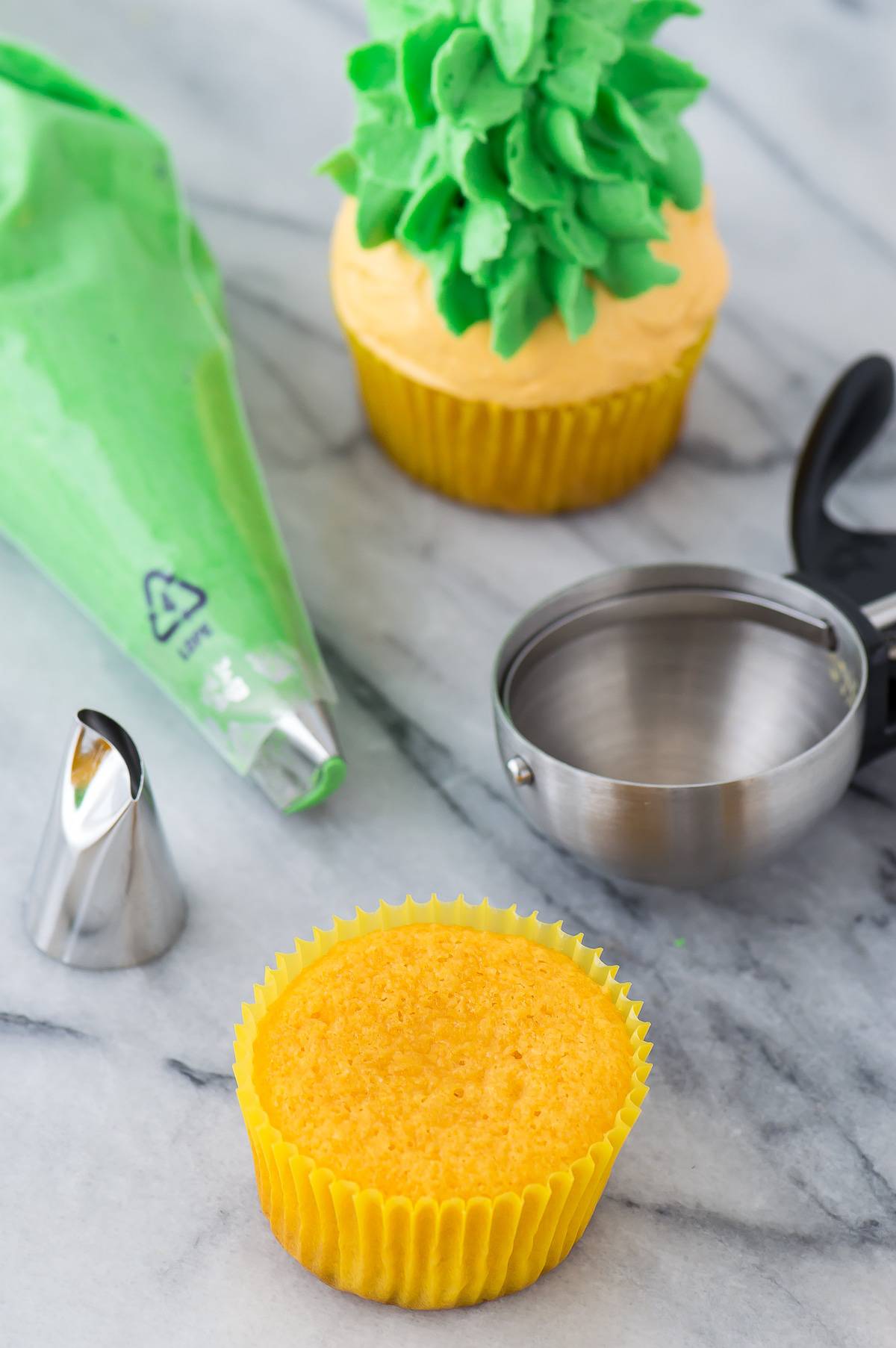 Pineapple cupcakes - cupcakes that look like PINEAPPLES! The buttercream tastes like pineapple too! 