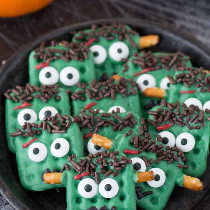 Easy halloween frankenstein pretzels using candy melts, pretzels, and a few simple ingredients! Kids can definitely help with this easy to make halloween treat!