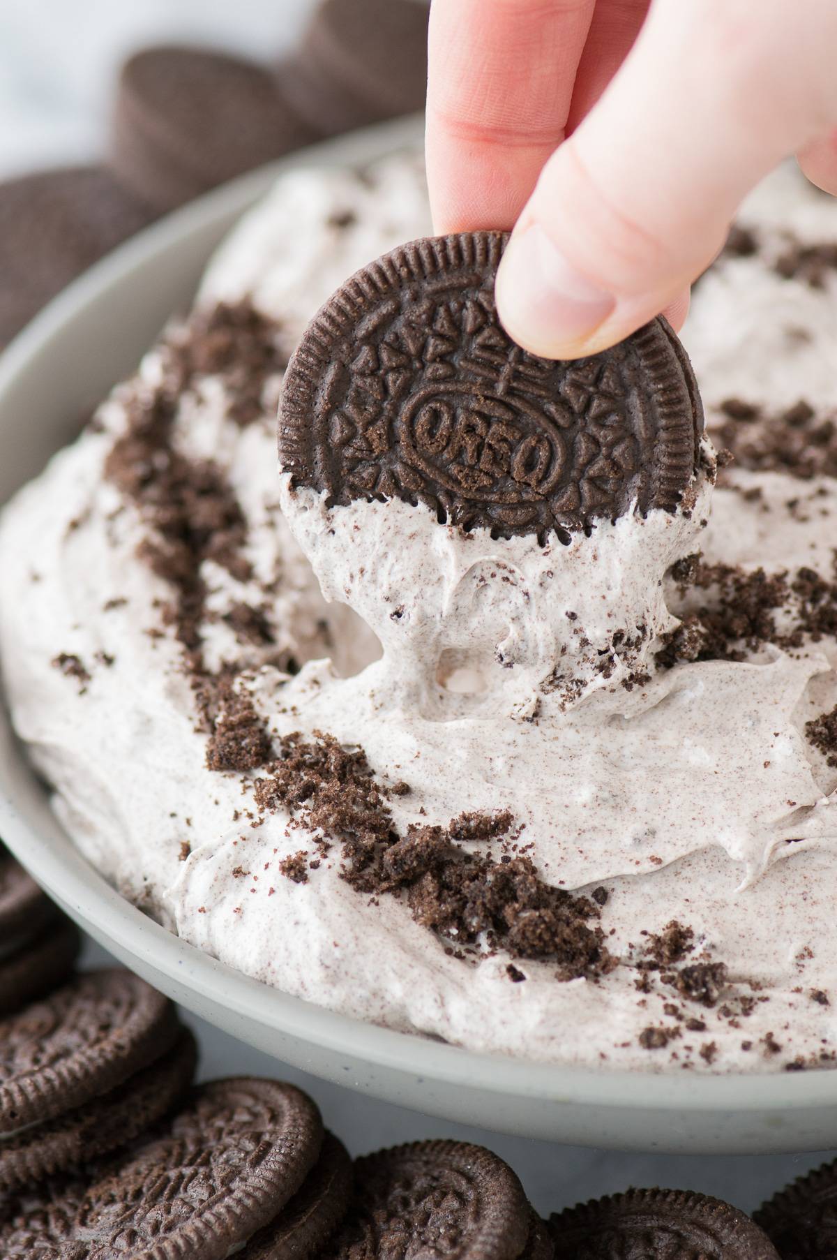 4 ingredient oreo cheesecake dip! Completely no bake oreo cheesecake dip that reminds me of oreo fluff!