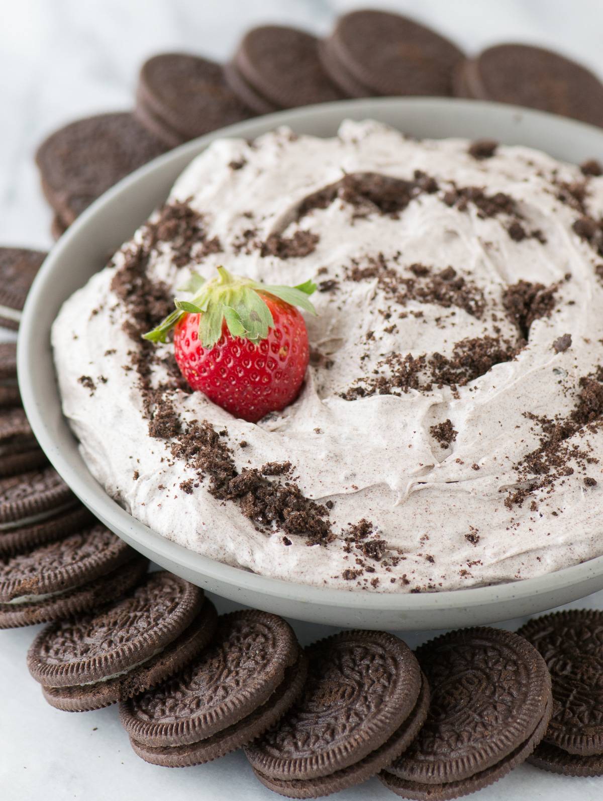 4 ingredient oreo cheesecake dip! Completely no bake oreo cheesecake dip that reminds me of oreo fluff!