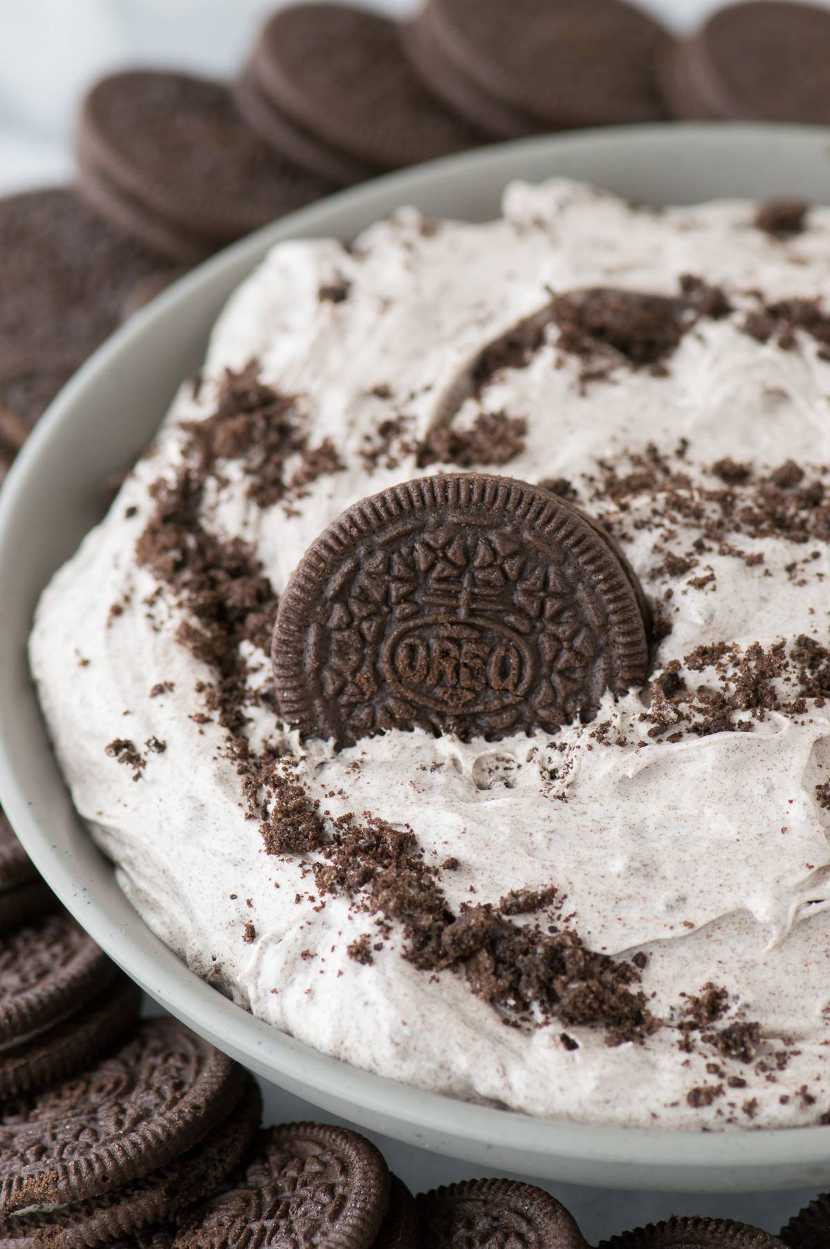 4 ingredient oreo cheesecake dip! Completely no bake oreo cheesecake dip that reminds me of oreo fluff!