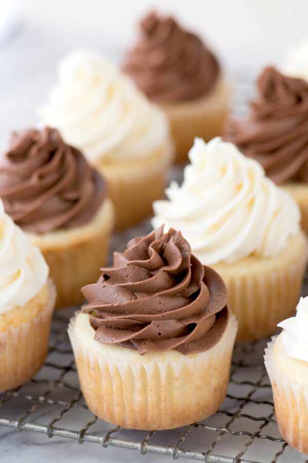 Classic White Cupcakes (a moist vanilla cupcake recipe you ...