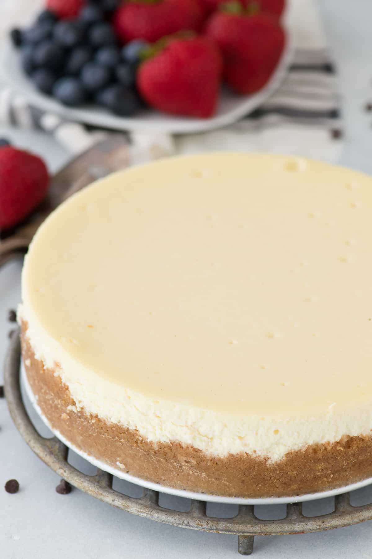 whole classic plain cheesecake with no toppings 