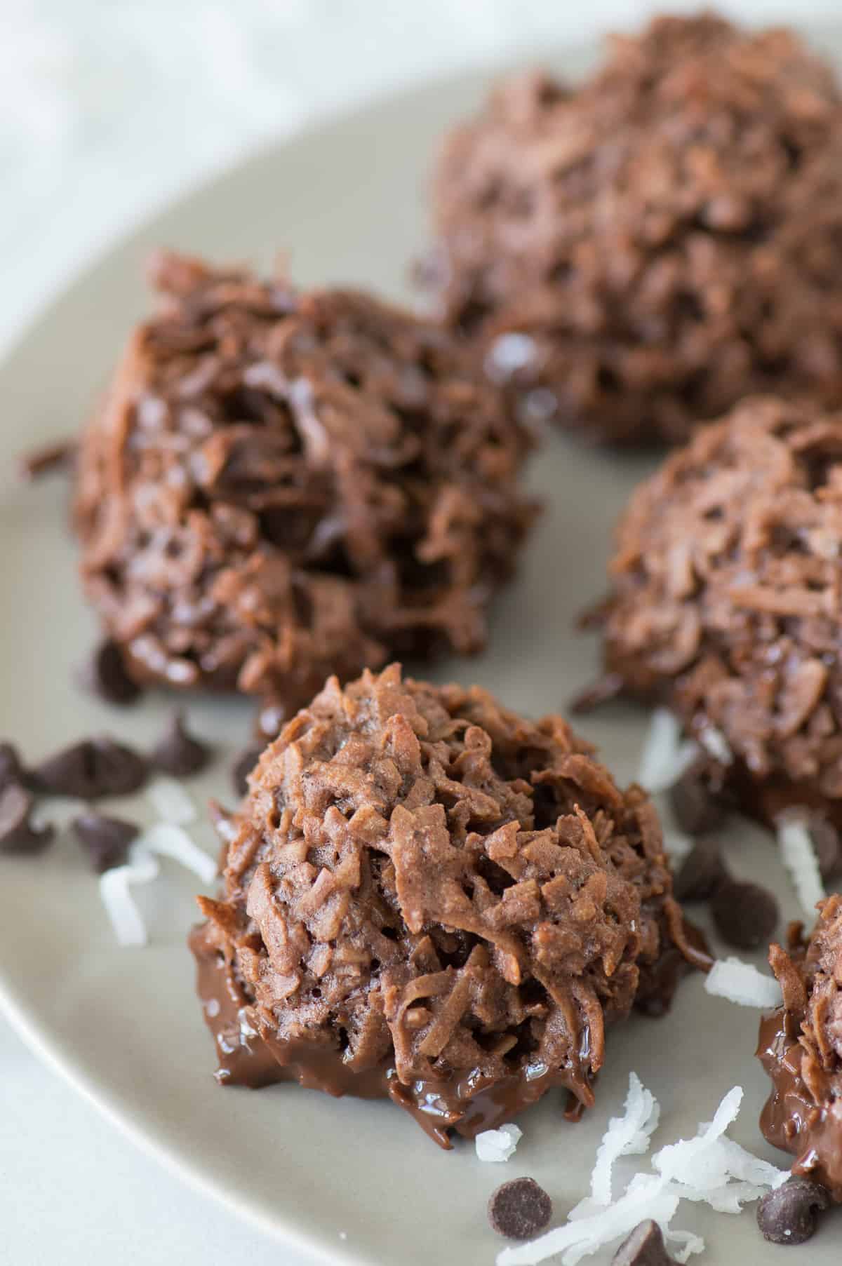 Delicious and chewy espresso coconut macaroons! Naturally gluten free dessert, espresso coconut cookie.