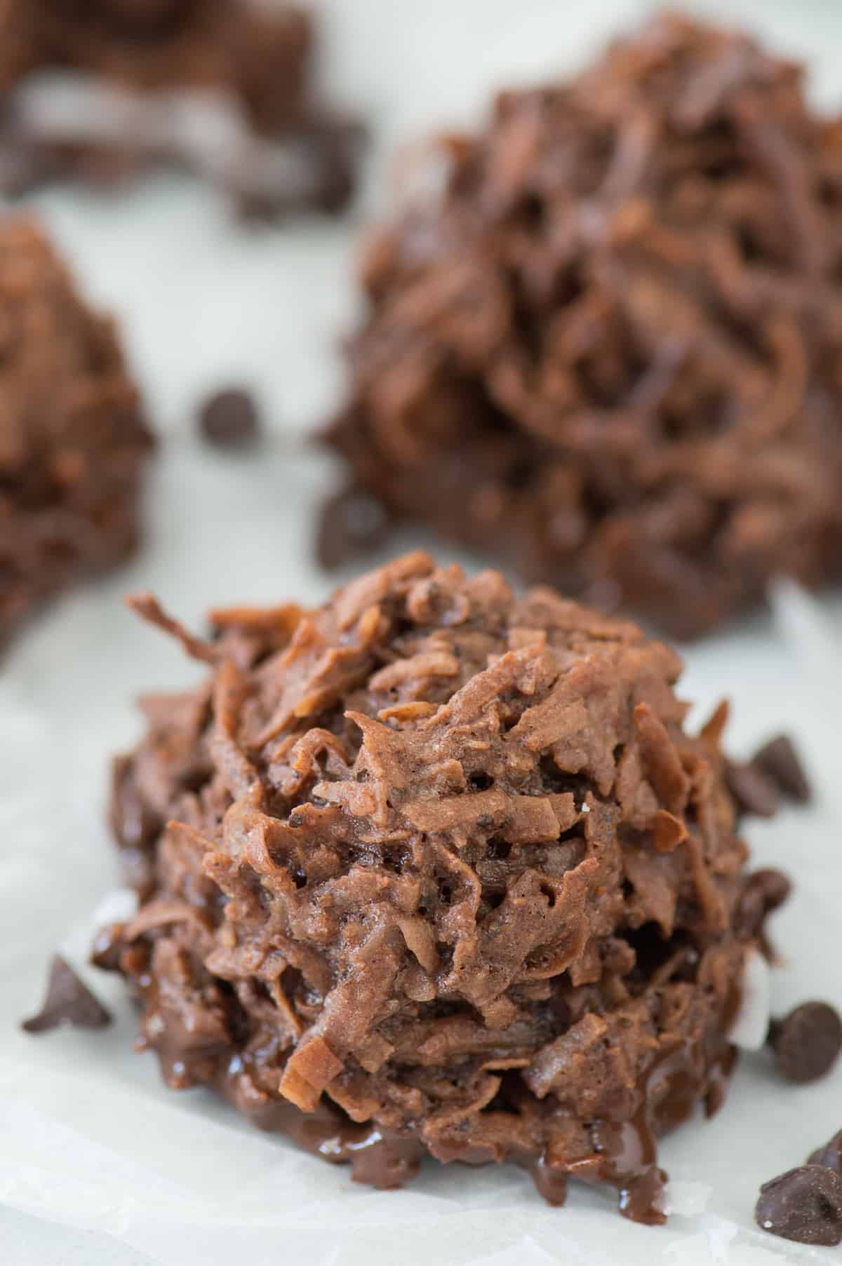 Delicious and chewy espresso coconut macaroons! Naturally gluten free dessert, espresso coconut cookie.