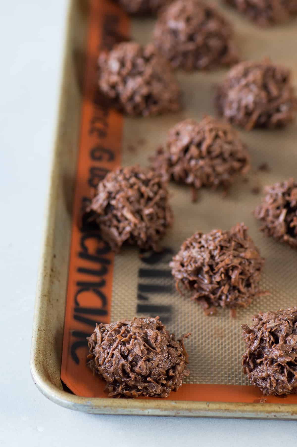 Delicious and chewy espresso coconut macaroons! Naturally gluten free dessert, espresso coconut cookie.