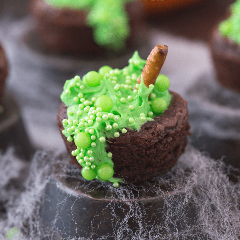 Bubbling Witch's Cauldron Brownies - easy and fun halloween brownies!