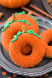 Simple, baked pumpkin spice donuts that taste and LOOK like pumpkins! These donuts that look like pumpkins add a lot of fall flare!