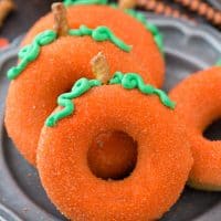Simple, baked pumpkin spice donuts that taste and LOOK like pumpkins! These donuts that look like pumpkins add a lot of fall flare!