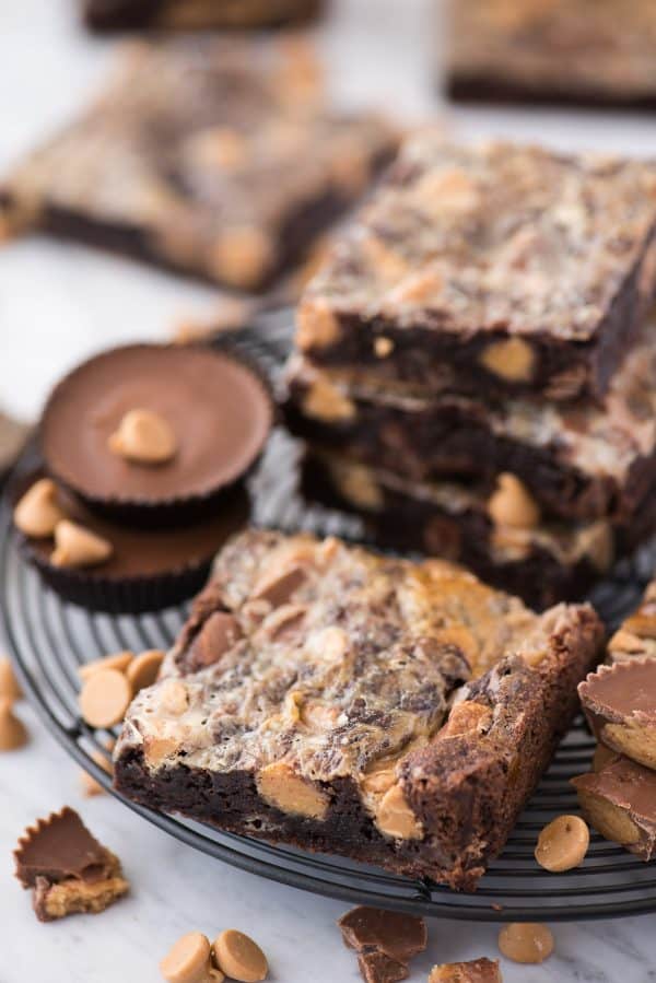 Reese’s brownies with sweetened condensed milk - an easy party dessert known as Reese’s Magic Bars! reese's magic bars on round wire rack