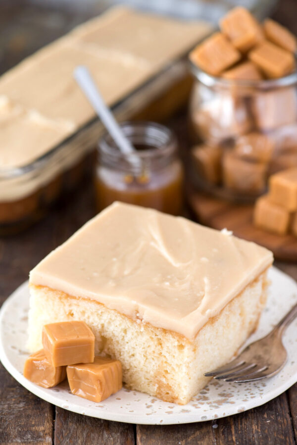 rebanada de pastel de caramelo en un plato blanco sobre fondo de madera