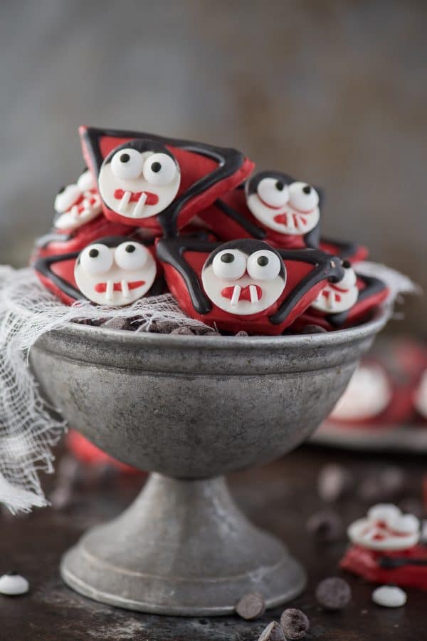 A fun halloween treat to make for any halloween party - Vampire Treats! Made using graham crackers, candy melts and a few other supplies! Plus 10 other halloween treats to serve with your vampires!
