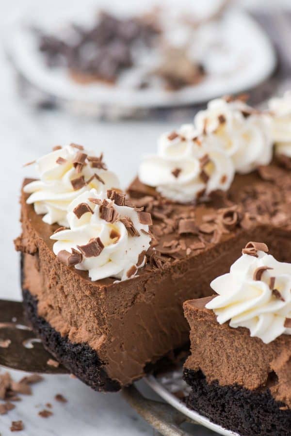 slice of chocolate cheesecake being pulled out of cheesecake 