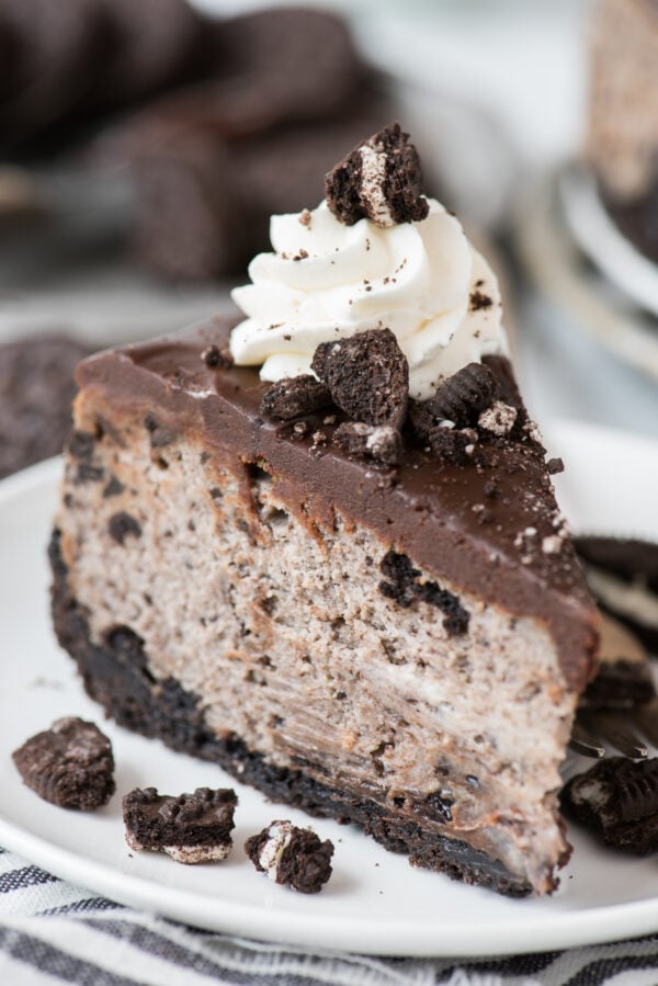 Oreo Cheesecake (easy to make with 6 ingredients total!)