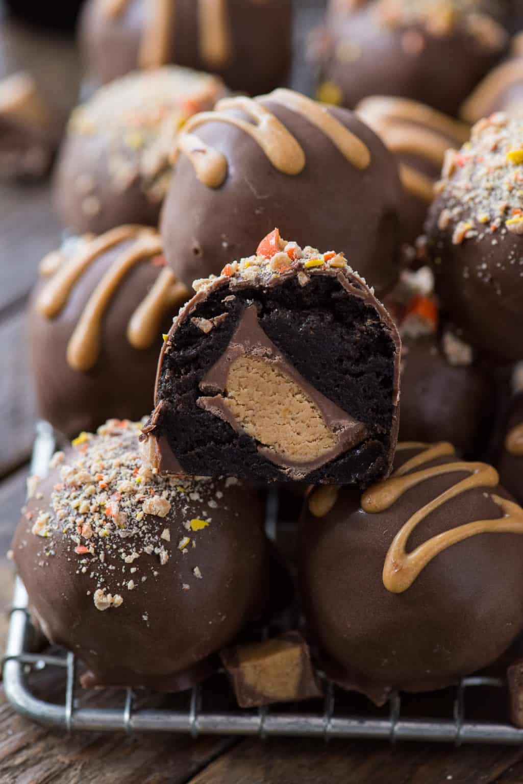 Reese's Oreo Balls - oreo balls stuffed with peanut butter cups!