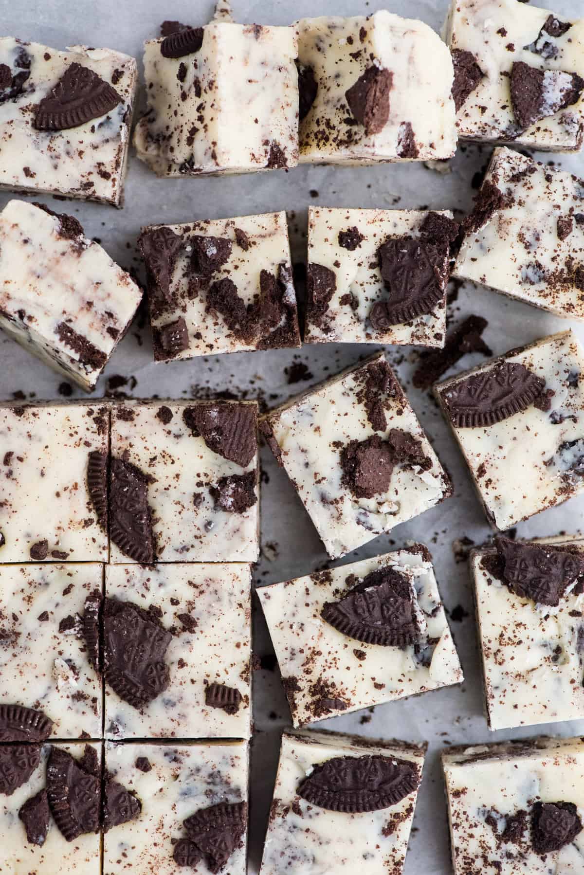 oreo fudge cut into squares and arranged in grid pattern