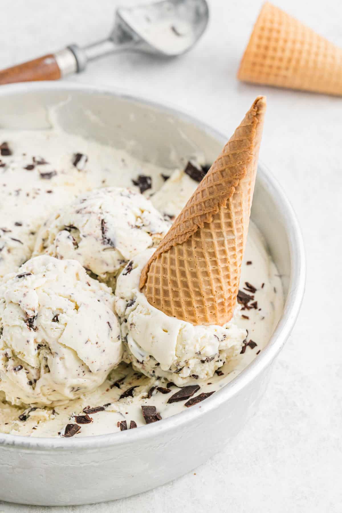 no churn ice cream in round pan with ice cream cone 