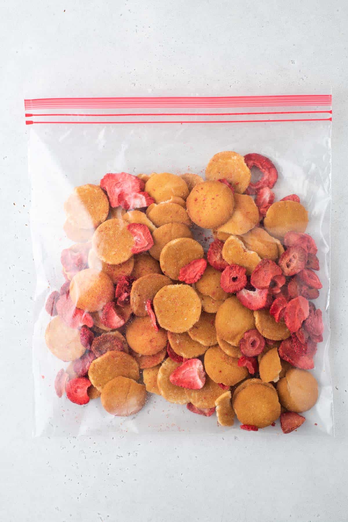 nilla wafers and freeze dried strawberries in a ziploc bag